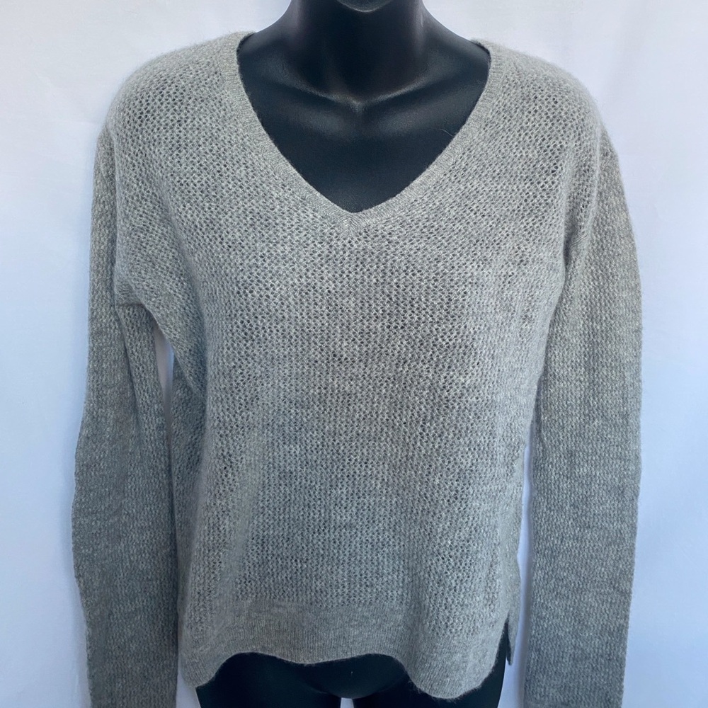 VELVET BY GRAHAM & SPENCER 100% CASHMERE V-NECK SWEATER IN GREY, SIZE MEDIUM